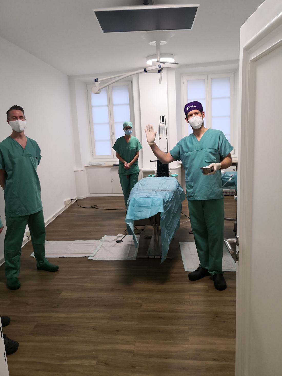 Operationsteam im Eingriffsraum der Praxis